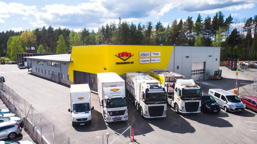Drone photo of Oro's premises in Jyväskylä. In the foreground of the photo, four trucks are parked in front of the Orourakointi hall.