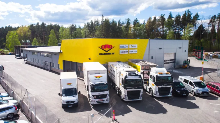 Drone photo of Oro's premises in Jyväskylä. In the foreground of the photo, four trucks are parked in front of the Orourakointi hall.